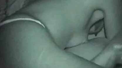 Une caméra de suivi prise de vue de la voiture matures nues au soleil