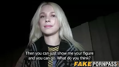 Une belle fille russe dans les espaces publics., filme porno arabo