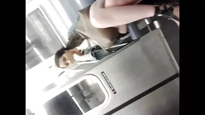 Salaud clignote à la femme de métro takken photo porno par massage